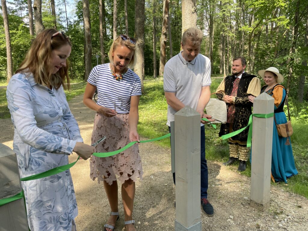 Atklāšanas lente ir pārgriezta pie barjerām, kas liedz Emzes dabas takā iebraukt ar kvadricikliem vai motocikliem. Te vieta tikai gājējiem un riteņbraucējiem! Atklāj taku pašvaldības pārstāvji Evita Strode (no kreisās), Simona Sniķe un Andis Caunītis. 
Autors: Foto: Diāna Odumiņa