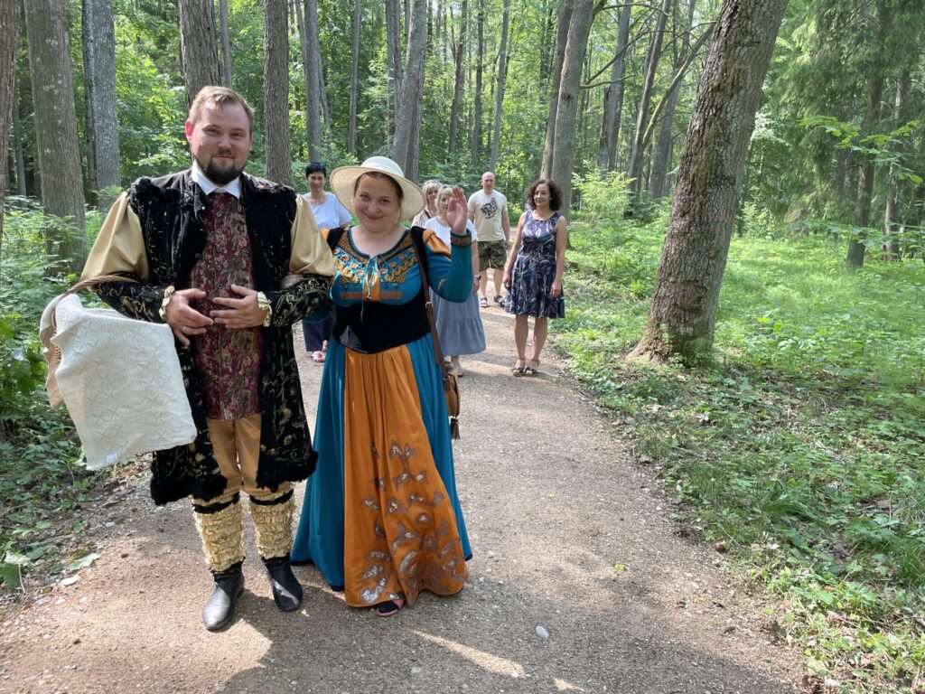 Ideāla pastaiga. Arī Edijam Frīdenbergam un Janai Kalniņai, kuri iejutušies vēsturisko personāžu baronu Volfu – Heinriha un Marisas – tēlos. 
Autors: Foto: Diāna Odumiņa