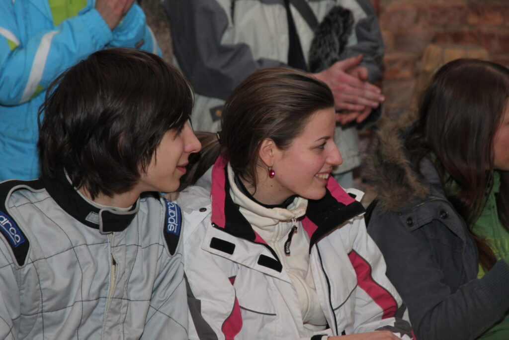 2011. GADS. Novadnieks Ralfs Sirmacis, kurš arī šobrīd ir starp labākajiem Latvijas braucējiem, un lejasciemiete Diāna Nagle, kura joprojām ir saistīta ar ralliju, taču pati šobrīd priekšroku dod lidmašīnas stūrei.
Autors: Foto: no "Dzirksteles" arhīva