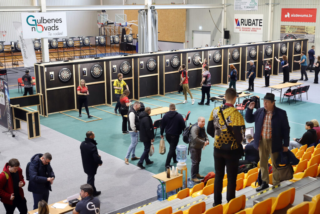 135 šautriņu metēji sestdien un svētdien mērojās spēkiem Gulbenes sporta centrā.
Autors: Foto: Gatis Bogdanovs