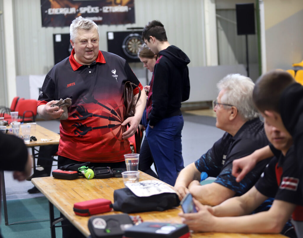 SACENSĪBĀS piedalījās arī šautriņu mešanas vecmeistars un viens no šī sporta veida aizsācējiem Gulbenē Juris Aleksāns (no kreisās).
Autors: Foto: Gatis Bogdanovs