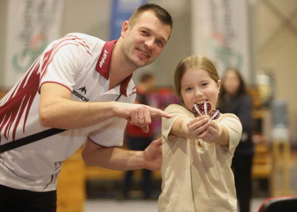 “GULBENES KAUSA 2025” A divīzijas uzvarētājs un pasaules līmeņa sportists Madars Razma neskopojās arī ar nelielām dāvanām.
Autors: Foto: Gatis Bogdanovs