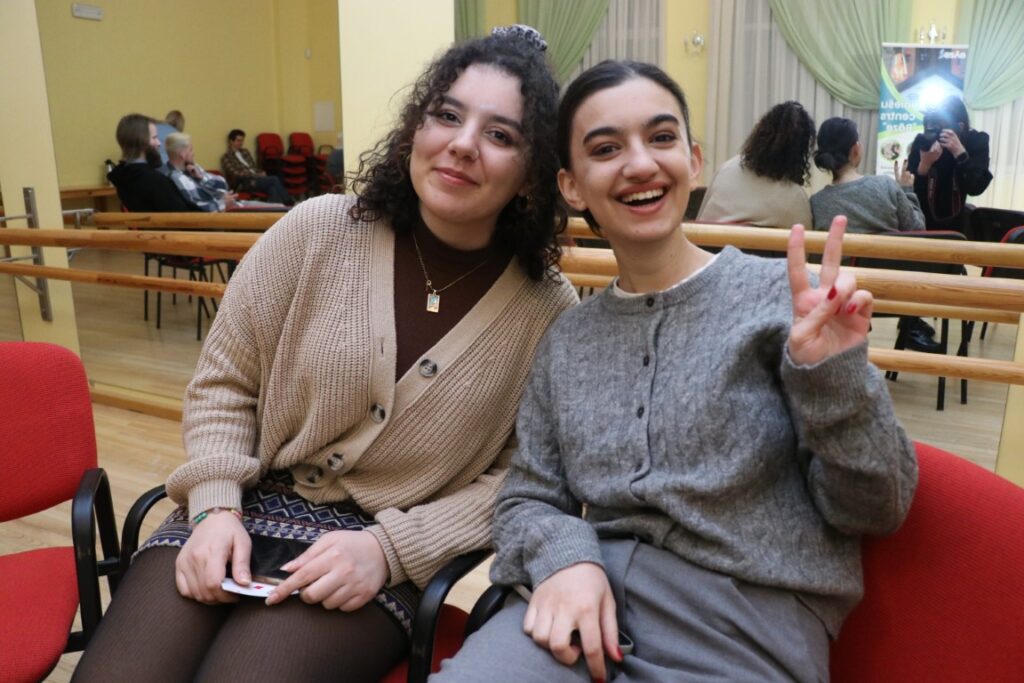 EIROPAS Solidaritātes korpusa brīvprātīgās Gulbenē Ezgihana Dokur no Turcijas (no kreisās) un Sudaba Gulmammadova no Azerbaidžānas.