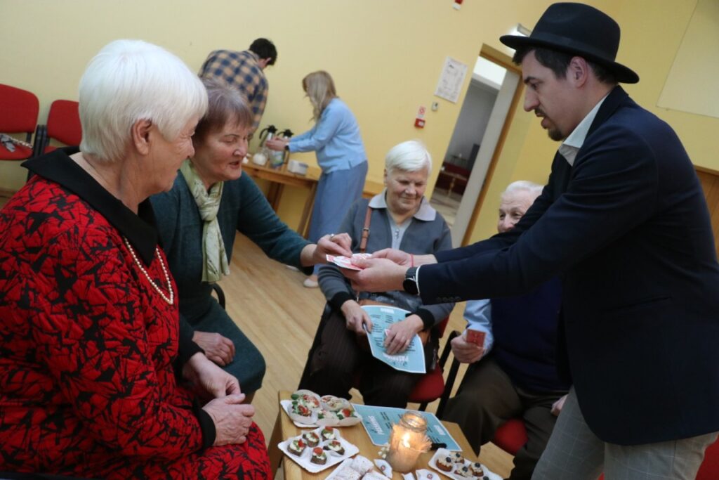 PASĀKUMA viesis šogad bija Latvijā zināmais iluzionists Edžus Kauķis, kurš pasākuma viesus izklaidēja gan ar smieklīgiem, gan maģiskiem trikiem. Vairākus apmeklētājus viņš pārsteidza tieši ar kāršu trikiem.
