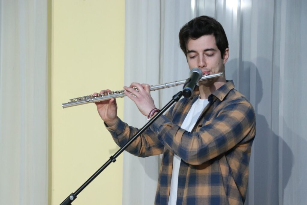 GULBENES novada jauniešu centra “Bāze” gadu gaitā uzņēmis lielu skaitu brīvprātīgo Eiropas Solidaritātes korpusa programmā. Viens no šādiem brīvprātīgajiem ir Ozgurs Durans no Turcijas, kurš pašreiz uzturas Gulbenē. Viņš pasākumā spēlēja flautu. Reti kurš var iedomāties, ka šis puisis “Bāzē” māca arī karatē – Ozguram ir karatē melnā josta un trenera kvalifikācija.