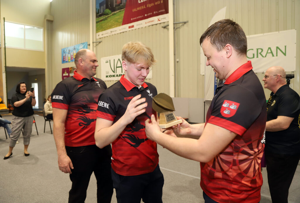 DĀVIS ŽUKS (no labās) sveic kluba “Gulbene darts” biedrus Rihardu Klintu un Jāni Pāvuliņu ar iegūto 3. vietu pāru sacensībās.
Autors: Foto: Gatis Bogdanovs