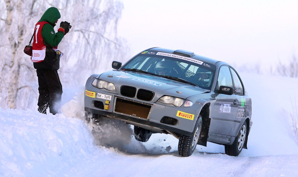 FOTO UN VIDEO REPORTIERIEM ir bīstams darbs, jo viņiem dota zaļā gaisma līst tur, kur nevajag.
Šoreiz jāuzmanās no Ata Bruņinieka/ Jāņa Strazdiņa “BMW”.
Autors: Foto: Gatis Bogdanovs
