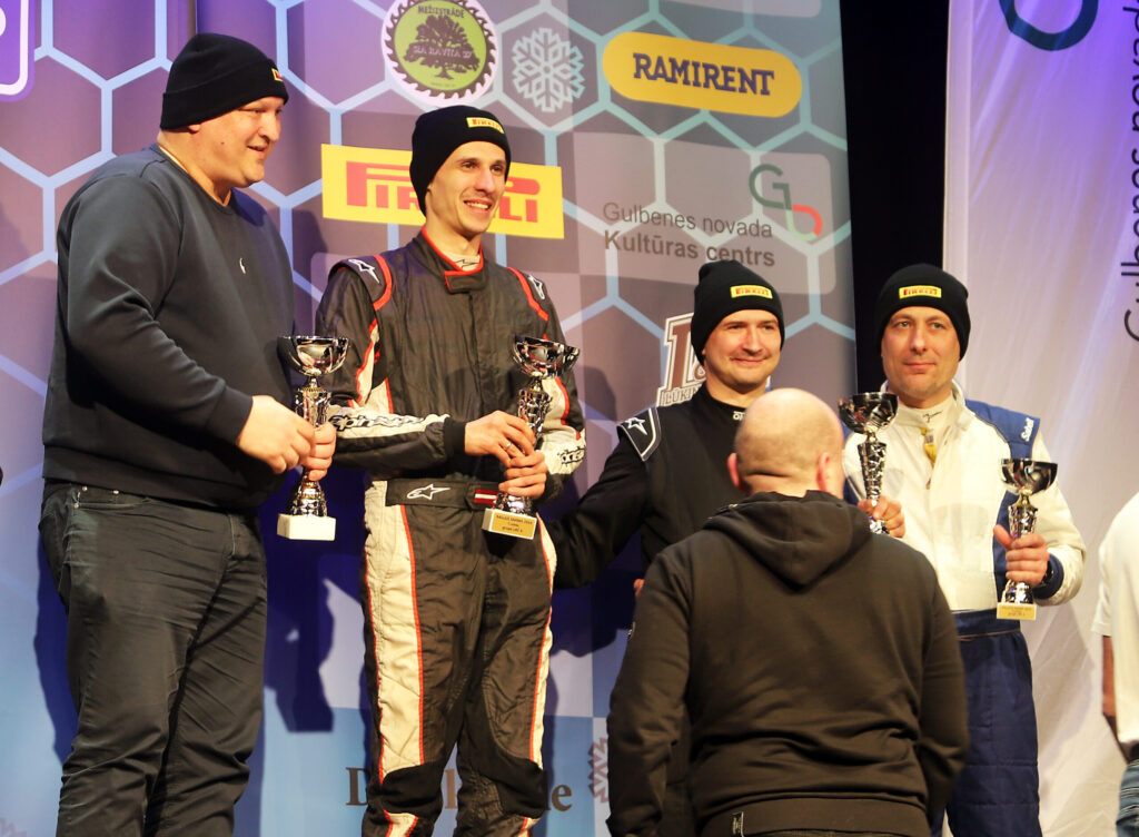 GODA PJEDESTĀLS bez gulbeniešiem, tomēr Gulbenei tuvākie Ralfs Sirmacis (otrais no kreisās) un Zigurds Kalniņš (trešais no kreisās) kā bijušais kaimiņš no Apes puses.
Autors: Foto: Gatis Bogdanovs