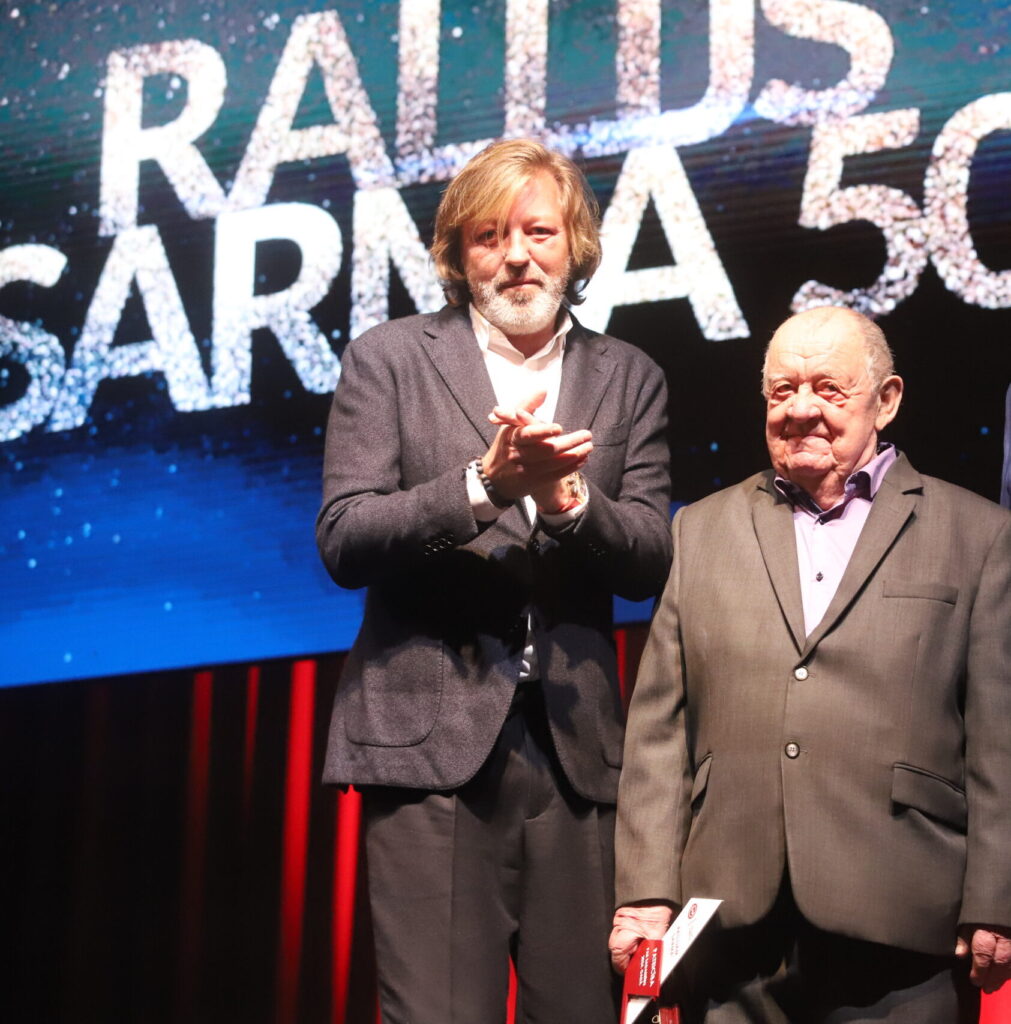 PATEICĪBU par sadarbību saņēma “Sarmas” pamatlicējs Vilhelms Sniedzāns (vidū).
Autors: Foto: Gatis Bogdanovs