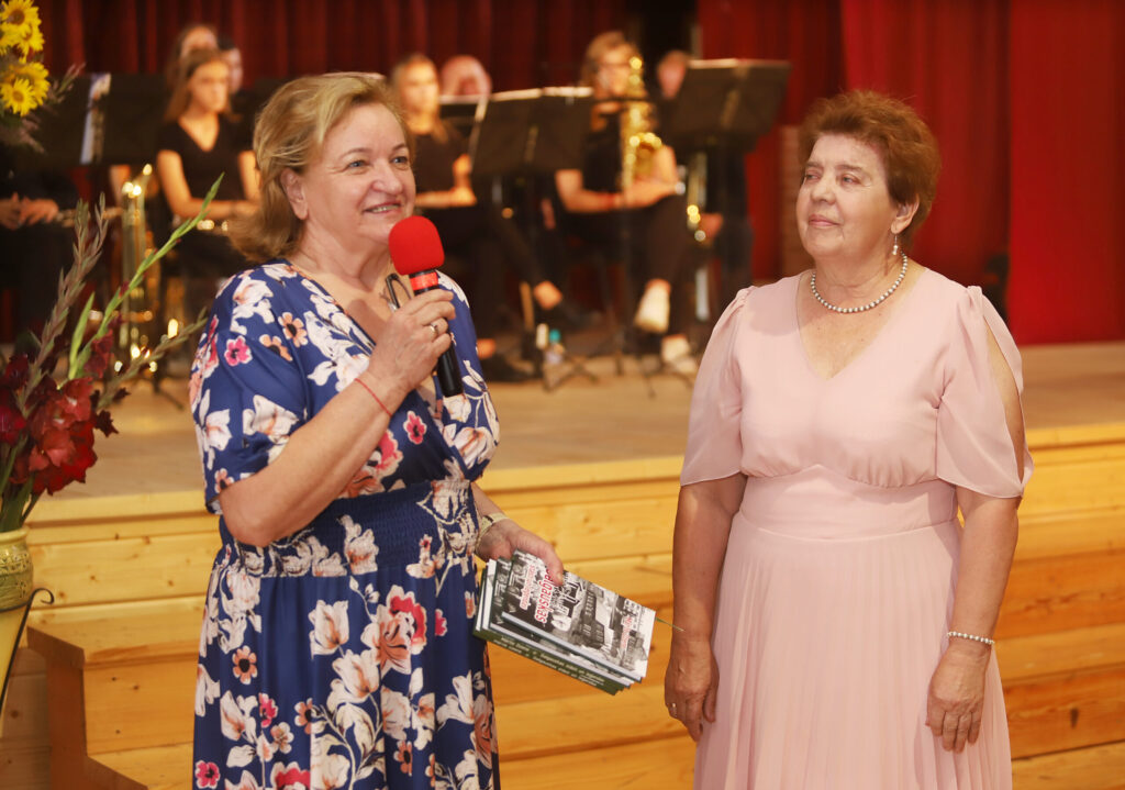 LIKUMSAKARĪGI, ka Mārītes Dzene (no labās) grāmatas “Galgauskas stāsti un leģendas” atvēršana tieši kultūras nama simtgadē, jo daudzas Galgauskas leģendas kāpušas uz šīs skatuves. Kopā ar Mārīti grāmatas redaktore Ilona Gaile. Ar grāmatu steidz iepazīties tie, kuriem Galgauska svarīga.
Autors: Foto: Gatis Bogdanovs