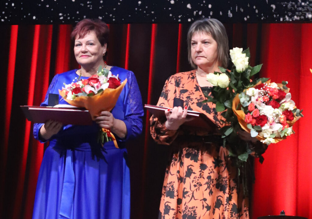 ORDENI par ieguldījumu autosportā saņēma gulbenietes Velga Miņina un Daina Kokare (no labās).
Autors: Foto: Gatis Bogdanovs
