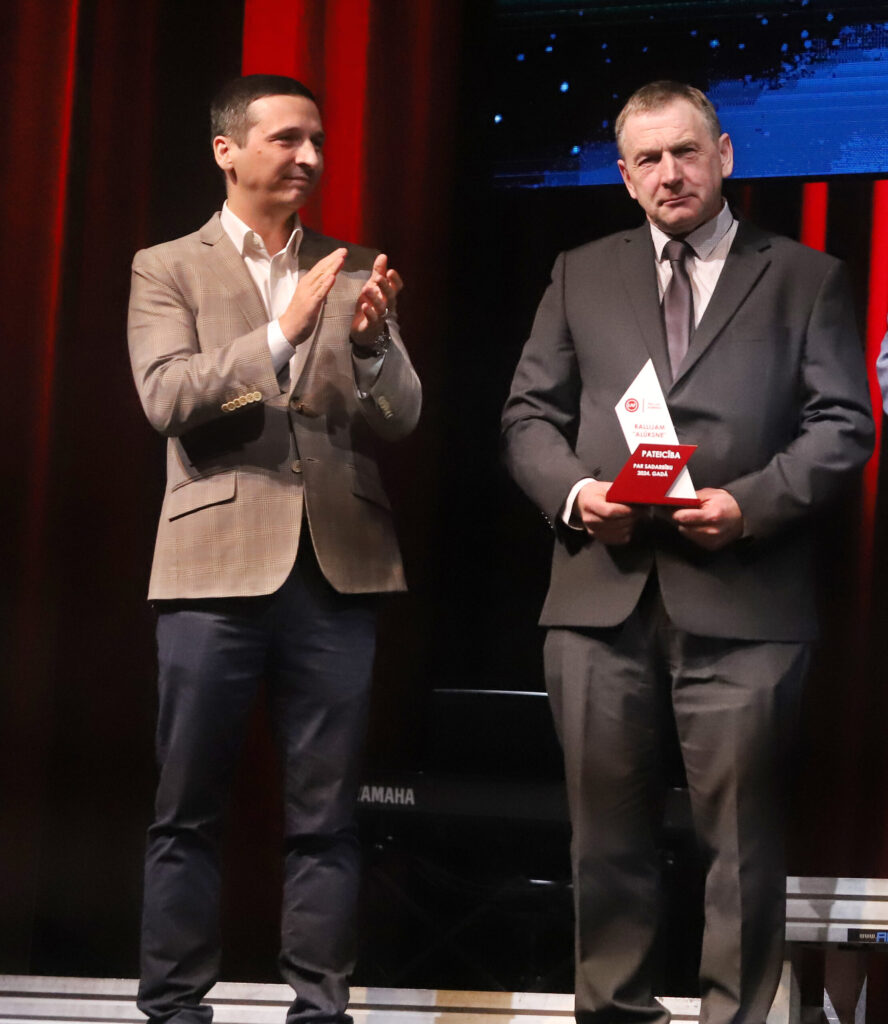 STĀMERIENAS pagasta iedzīvotājam un vienam no rallija “Alūksne” rīkotājiem Gatim Cimdiņa (no labās) balvu pasniedza Rallija komisijas priekšsēdētājs Raimonds Strokša.
Autors: Foto: Gatis Bogdanovs