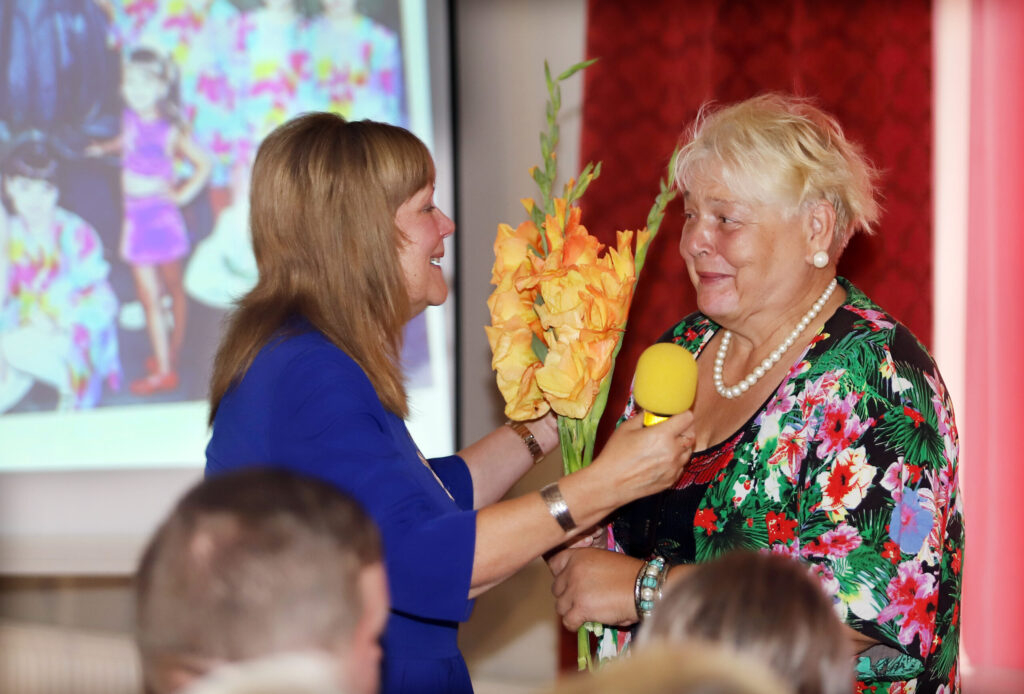 “VEIŠU muzikantu” vadītāja Inga Zomerovska (no kreisās) saka paldies Liānai Kušķei, kādreizējai kultūras nama vadītājai, kura viņu mudinājusi izveidot ansambli, kurš darbojas jau 20 gadus.
Autors: Foto: Gatis Bogdanovs