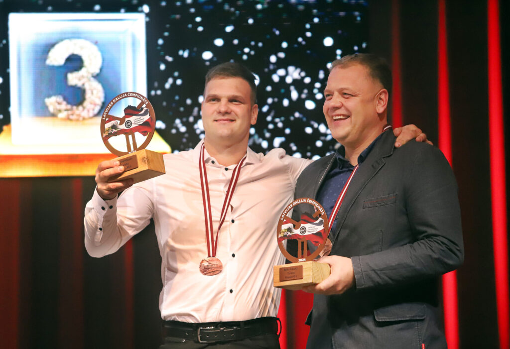 Gulbenieši Mārtiņš (no kreisās) un Raitis Ķikusti, lai gan piedzīvoja dažas neveiksmes sezonas laikā, sasniedza ļoti labu rezultātu un savā LRČ5 klasē ierindojās godpilnajā trešajā vietā. 
Autors: Foto: Gatis Bogdanovs