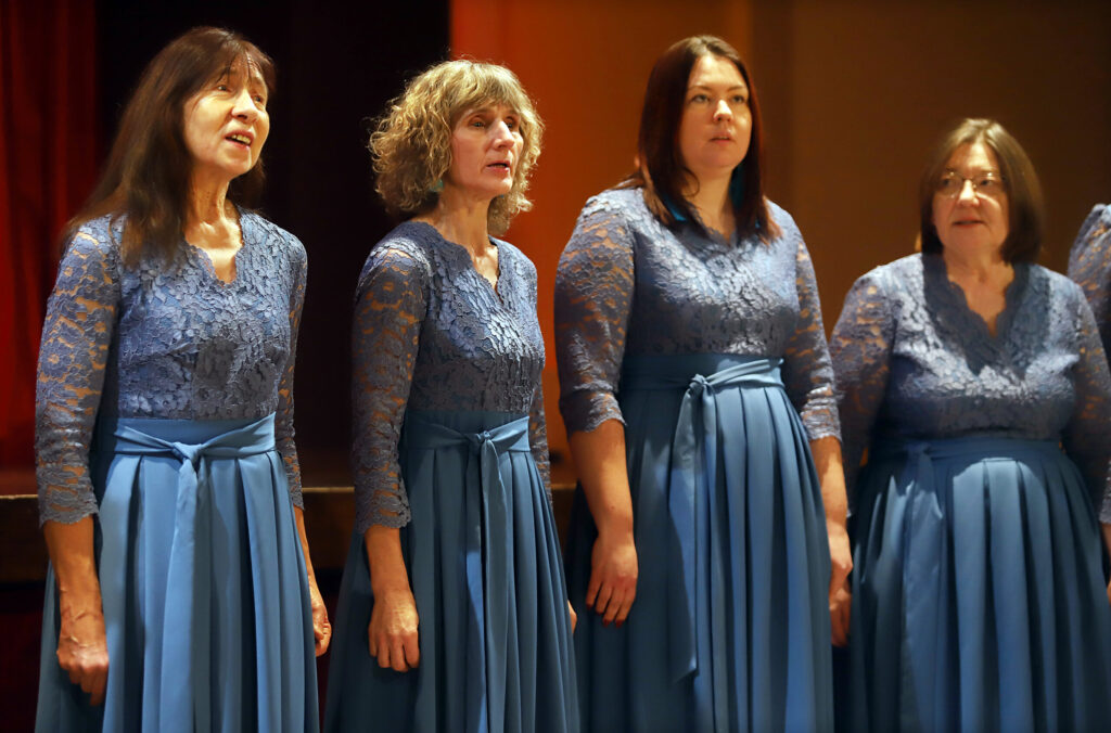 DRUVIENAS sieviešu vokālais ansamblis priekšnesumu izpilda kopā ar savu vadītāju Daci Vītolu (no kreisās).
Autors: Foto: Gatis Bogdanovs