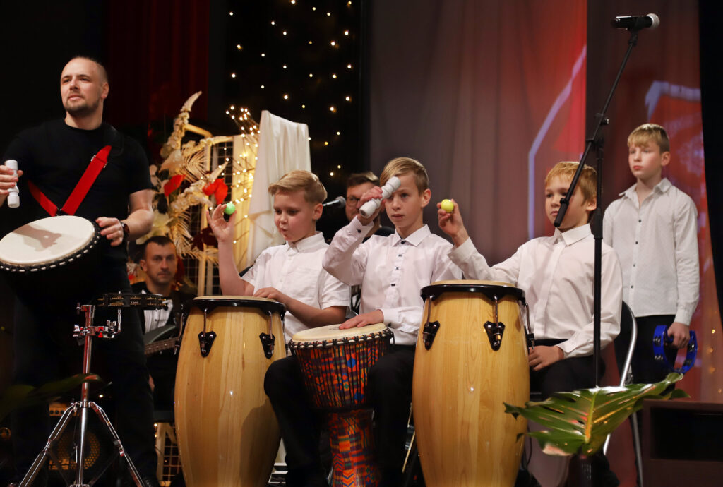 KLĀTESOŠOS muzikāli sveic grupa “Saburzīts, bet solīds” un Mārcis Kalniņš ar saviem sitamo instrumentu grupas jauniešiem.
Autors: Foto: Gatis Bogdanovs