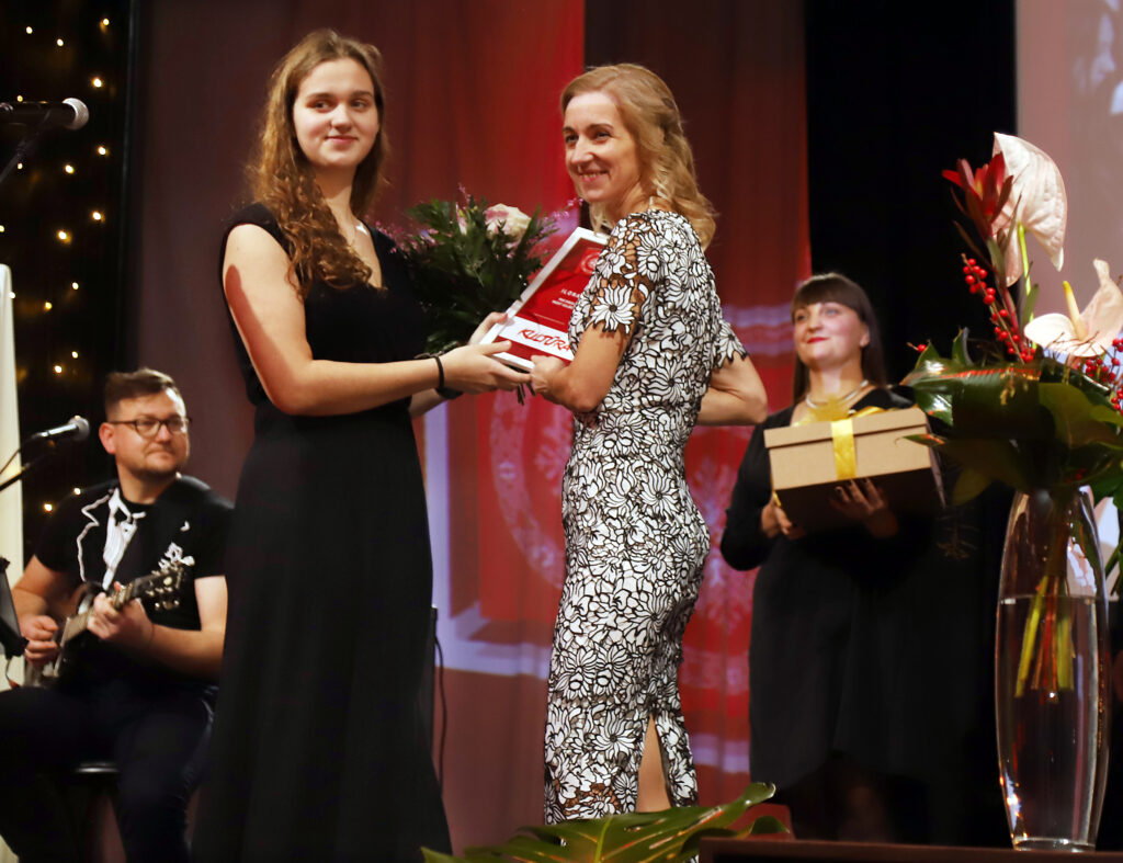 NOZARĒ “Mūzika” apbalvojumu saņem bijusī Gulbenes mūzikas skolas direktore Ilona Matīsa (no labās).
Autors: Foto: Gatis Bogdanovs