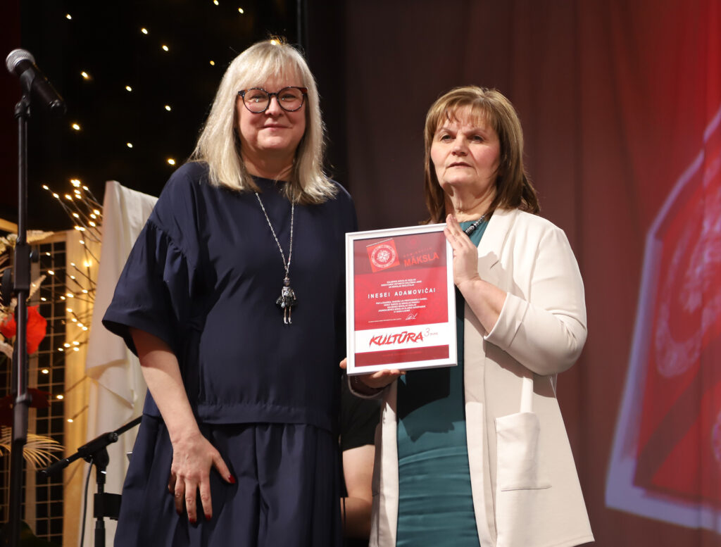 GULBENES mākslas skolas direktore Sandra Dikmane (no kreisās) kopā ar savu vietnieci un nozares “Māksla” laureāti Inesi Adamoviču.
Autors: Foto: Gatis Bogdanovs