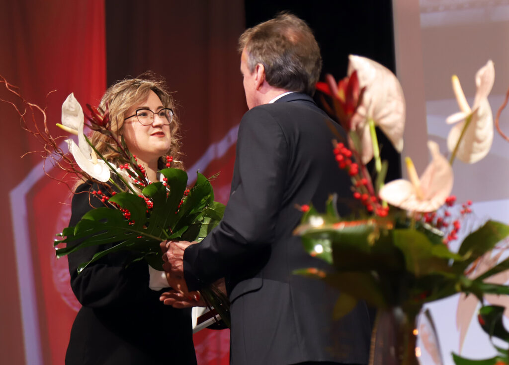 GULBENES novada kultūras komisijas loceklis Ainārs Brezinskis ziedus pasniedz nozares “Muzeji, kultūrvēsturiskais mantojums” balvas saņēmējai Alīna Kirijenko.
Autors: Foto: Gatis Bogdanovs