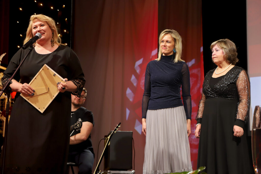 GULBENES novada kultūras centra vadītāja Sarmīte Zdanovska (no kreisās) balvu pasniedz Litenes pasākuma “Ziemas danči Litenes muižā” galvenajām organizatorēm Dinai Markovai un Maijai Leimanei.
Autors: Foto: Gatis Bogdanovs