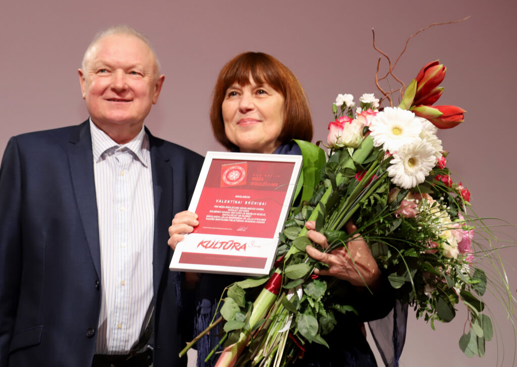 Nominācijas “Mūža ieguldījums kultūrā” balvu saņēma Gulbenes novada vēstures un mākslas muzeja ilggadējā darbiniece Valentīna Brūniņa, kuras vīrs Jānis ar smaidu teica: “Viņa jau sen to bija pelnījusi! Par vakariem, kad viņas nav mājās, par ziedotajām brīvajām dienām un to entuziasmu, ar kādu viņa dara savu darbu.”
Autors: Foto: Gatis Bogdanovs