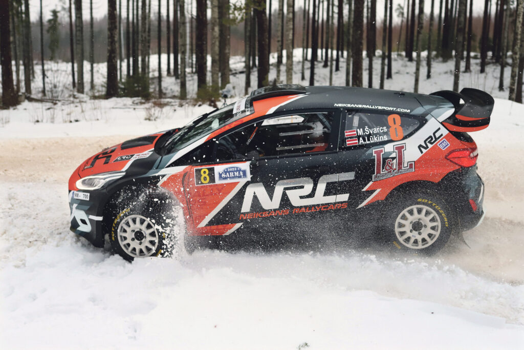 Mareks Švarcs-Švampāns un Armands Lūkins šoreiz startēja ar īrētu “Ford Fiesta NRC” rallija automobili. 
Autors: Foto: Gatis Bogdanovs