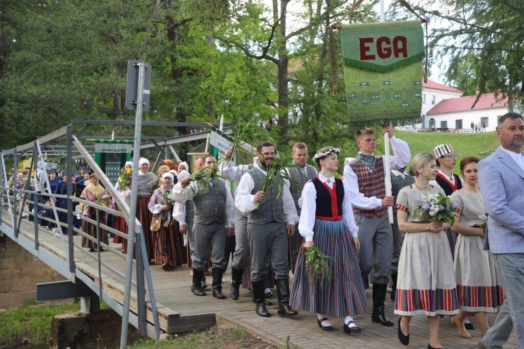 Kad gājienā no vecās Litenes skolas līdz estrādei pirmie dalībnieki jau bija uz skatuves, pēdējie vēl savu ceļu nebija uzsākuši.
Autors: Foto: Gatis Bogdanovs