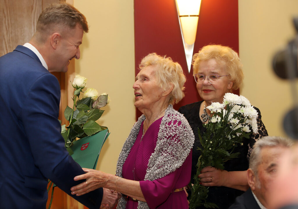 VIJA KOKAREVIČA (centrā) saņēma Atzinības rakstu no Gulbenes novada pārvaldes vadītāja Anda Caunīša.
Autors: Foto: Gatis Bogdanovs