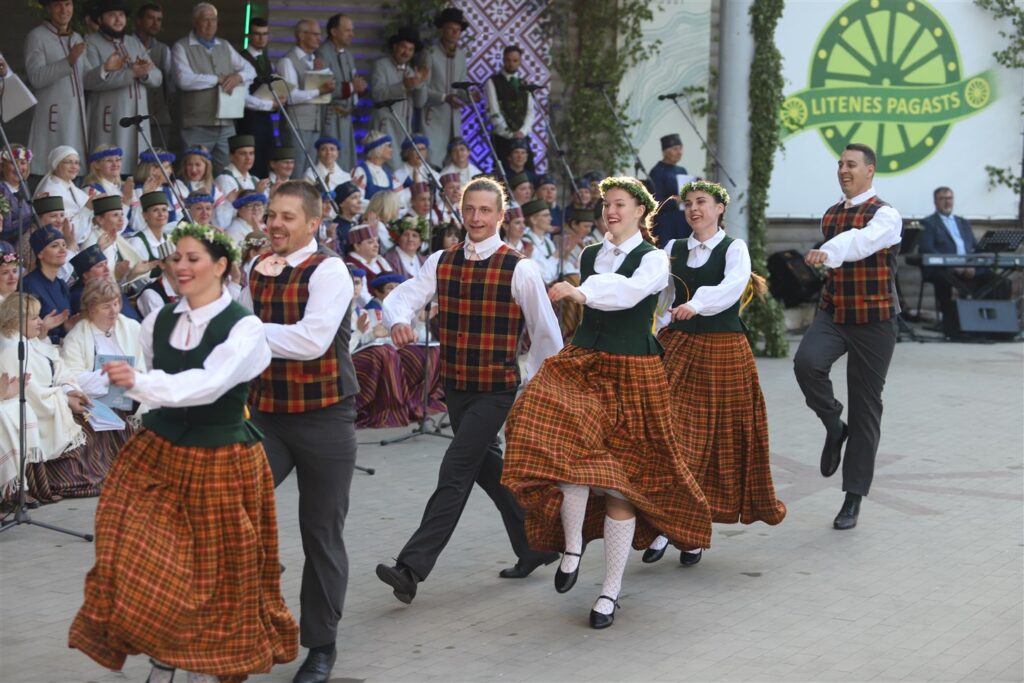 Stāmerienas jauniešu deju kolektīvs “Poga” bija lustīgs un atraktīvs.
Autors: Foto: Gatis Bogdanovs