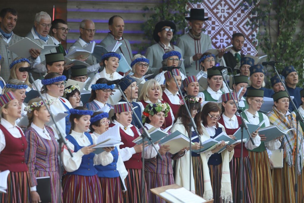 Plecu pie pleca un kopējā dziesmā neatkarīgi no vecuma. Novada kopkoris izpildīja dziesmu svētku repertuāra dziesmas, arī tikko izņemto Zigmara Liepiņa “Svētī debesīs šo zemi”. 
Autors: Foto: Gatis Bogdanovs