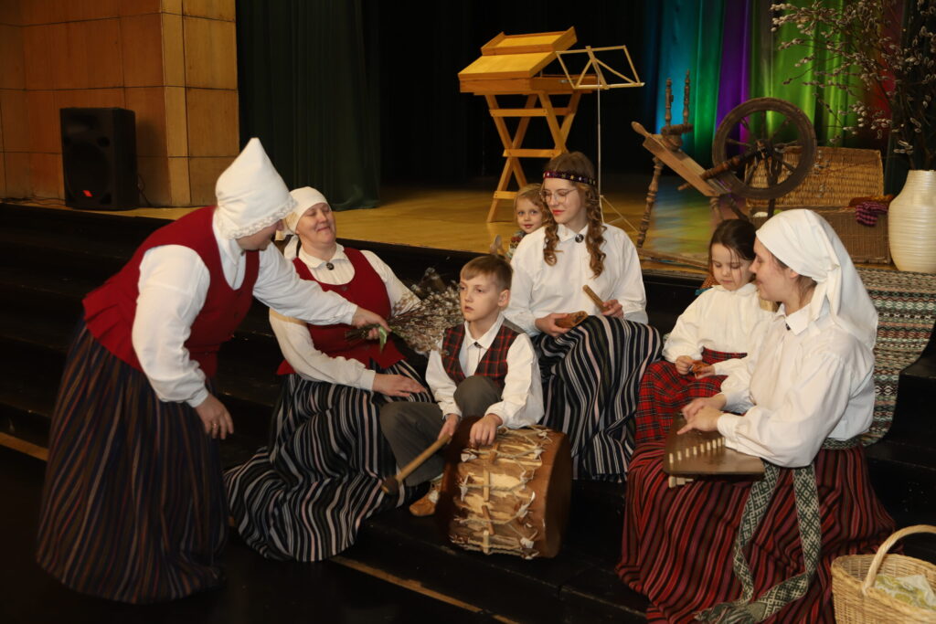 Lizuma kultūras nama amatnieku kopas “Laipa” vadītāja Līga Ozoliņa izmantoja iespēju Pūpolsvētdienā pasākuma ieskaņā visus dalībniekus “iesvētīt” ar pamatīgu pūpolu bunti. No tā neizbēga arī Lizuma folkloras kopas “Āravieši” dalībnieki.
Autors: Foto: Gatis Bogdanovs