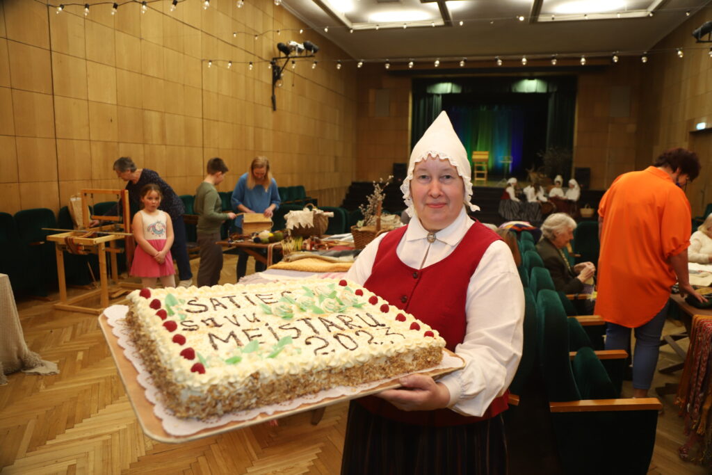 Lizuma kultūras nama amatnieku kopas “Laipa” vadītāja Līga Ozoliņa teic, ka vietējo meistaru ceptās tortes ēšana šajos svētkos ir kļuvusi par tradīciju.
Autors: Foto: Gatis Bogdanovs