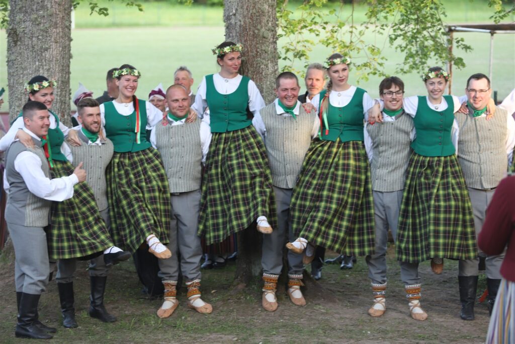 Jauniešu deju kopa “Litenietis” gan bija, gan jutās kā mājās un labprāt pozēja fotogrāfiem.

Autors: Foto: Gatis Bogdanovs