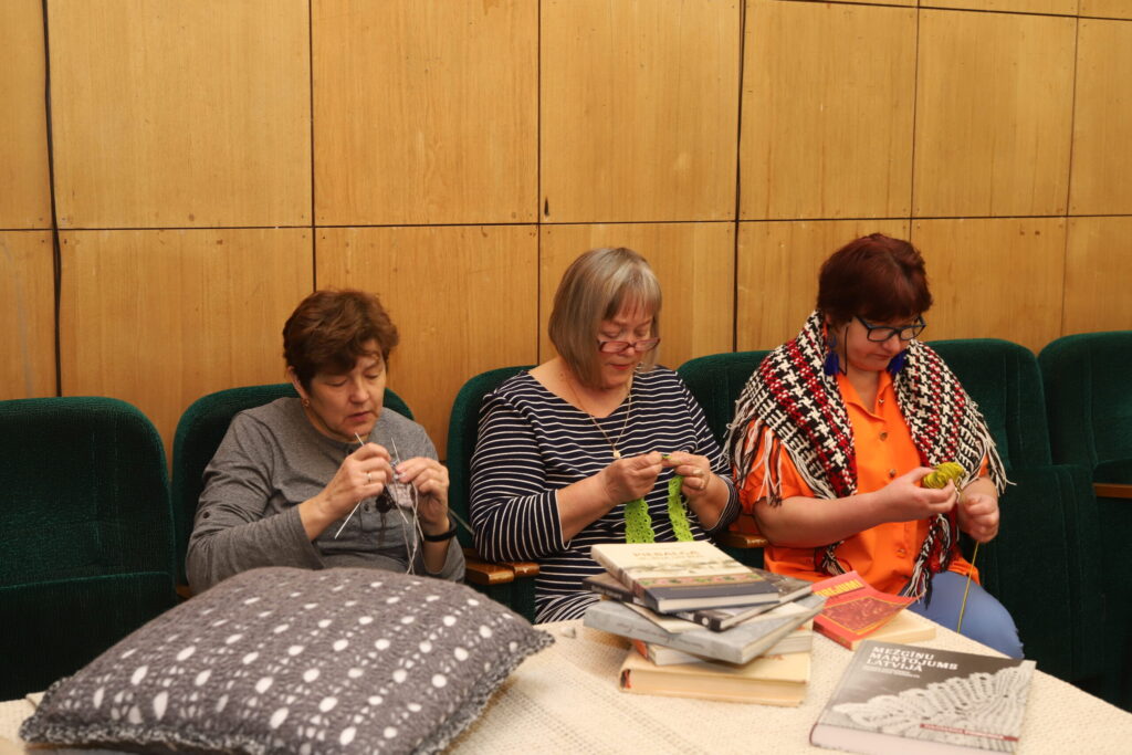 Amatnieku kopas “Laipa” dalībnieces (no kreisās) Guna Vaivare, Irēna Jeremite un Aiga Gēgere  laiku netērē velti. 
Autors: Foto: Gatis Bogdanovs