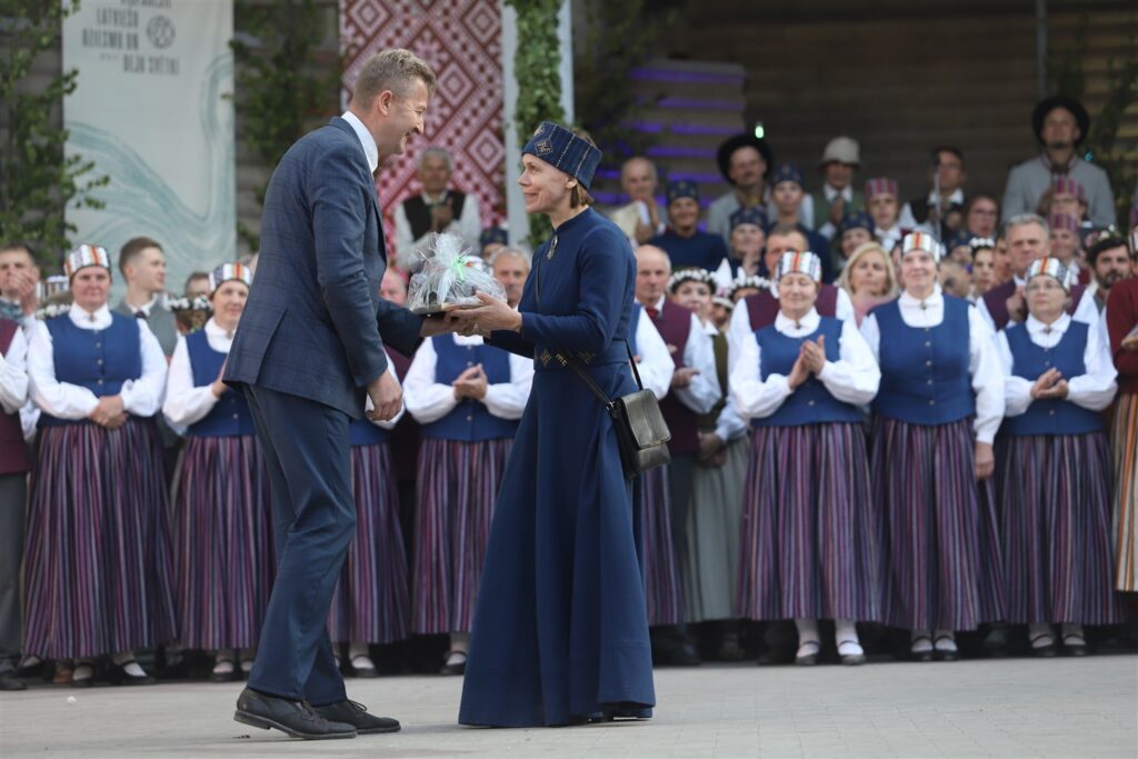 Gulbenes novada domes priekšsēdētājs Andis Caunītis visiem kolektīviem, kuri dosies uz Rīgu, pasniedza simbolisku ceļamaizi, arī tiem, kuri koncertā Litenē nepiedalījās. 
Autors: Foto: Gatis Bogdanovs