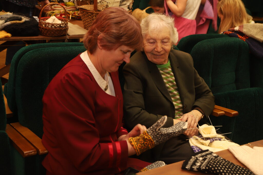 Lizuma lauku kapelas dalībniece Iveta Vīgante (no kreisās) izrāda sajūsmu par Elvīras Birkovas veikumu.
Autors: Foto: Gatis Bogdanovs