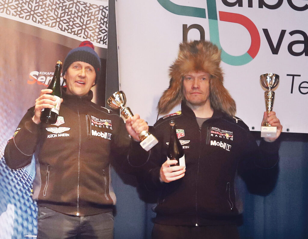 Mareks Švarcs-Švampāns (no kreisās) un Armands Lūkins, kuri šoreiz startēja ar īrētu “Ford Fiesta NRC” rallija automobili uz goda pjedestāla kāpa divreiz, šoreiz gan tikai uz otrās un trešās vietas paaugstinājuma. 
Autors: Foto: Gatis Bogdanovs