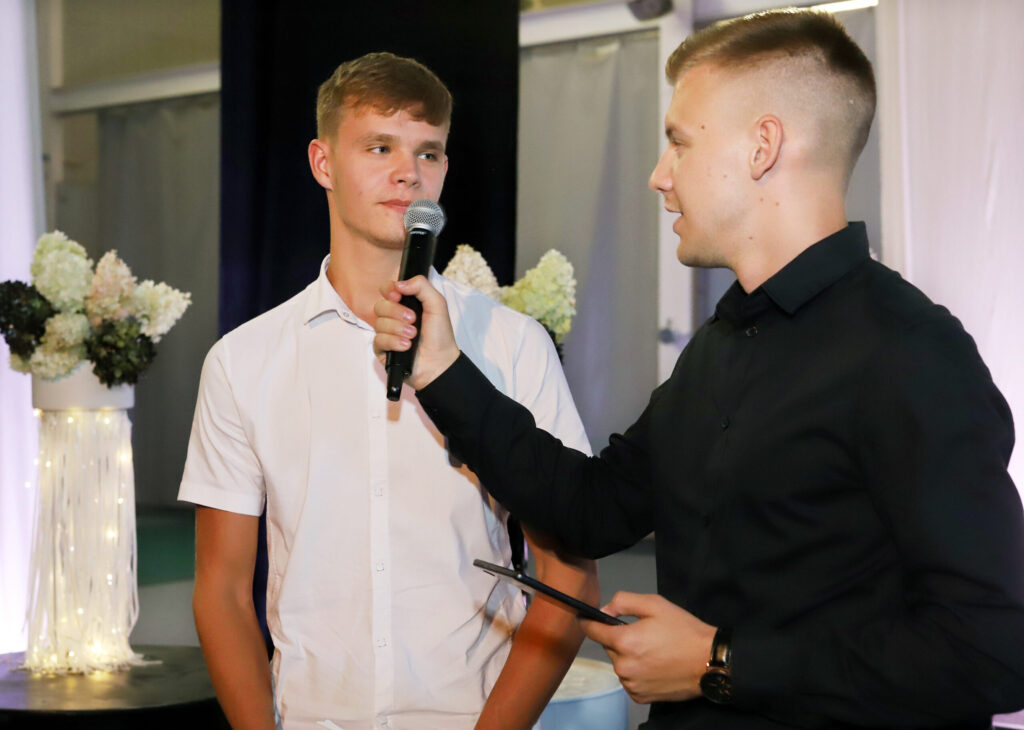 VIEGLATLĒTU Oliveru Laizānu sumināja par izcilu sniegumu kavēkļu skrējienā. Pasākuma vadītājs Reinis Rikveilis (no labās) lūdza Oliveru paskaidrot, ko nozīmē kavēkļu skrējiens, un saņēma atbildi, ka tas ir šķēršļu skrējiens, kur jāpārvar barjera un ūdens šķērslis.
Autors: Foto: Gatis Bogdanovs