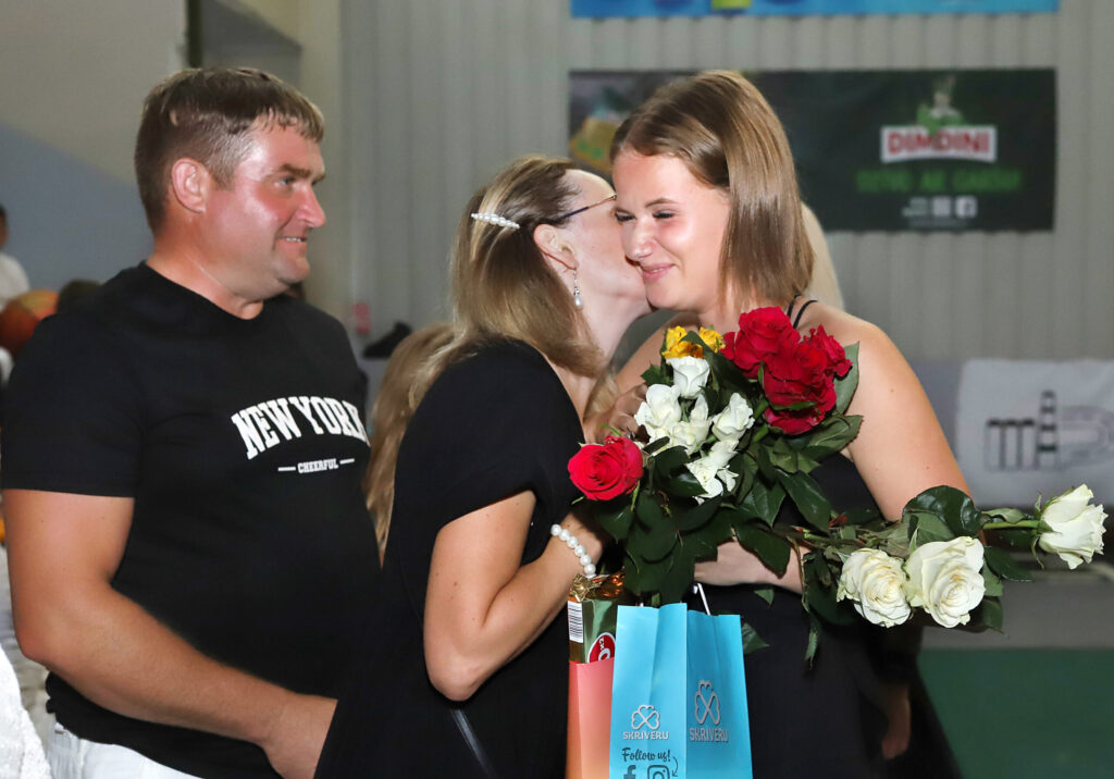 TUVINIEKI lepojas un sveic savējos. Ziedus un bučas saņem arī vieglatlēte Sintija Birzniece.
Autors: Foto: Gatis Bogdanovs
