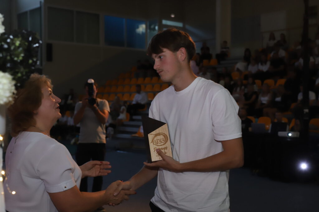 BALVAS “Paraugs sportā” ieguvējs Dāvis Groševs – atbildīgs, centīgs, ar pozitīvu attieksmi treniņos, skolā, sadzīvē. Balvu pasniedz Gulbenes novada domes priekšsēdētāja vietniece Guna Švika.
Autors: Foto: Gatis Bogdanovs