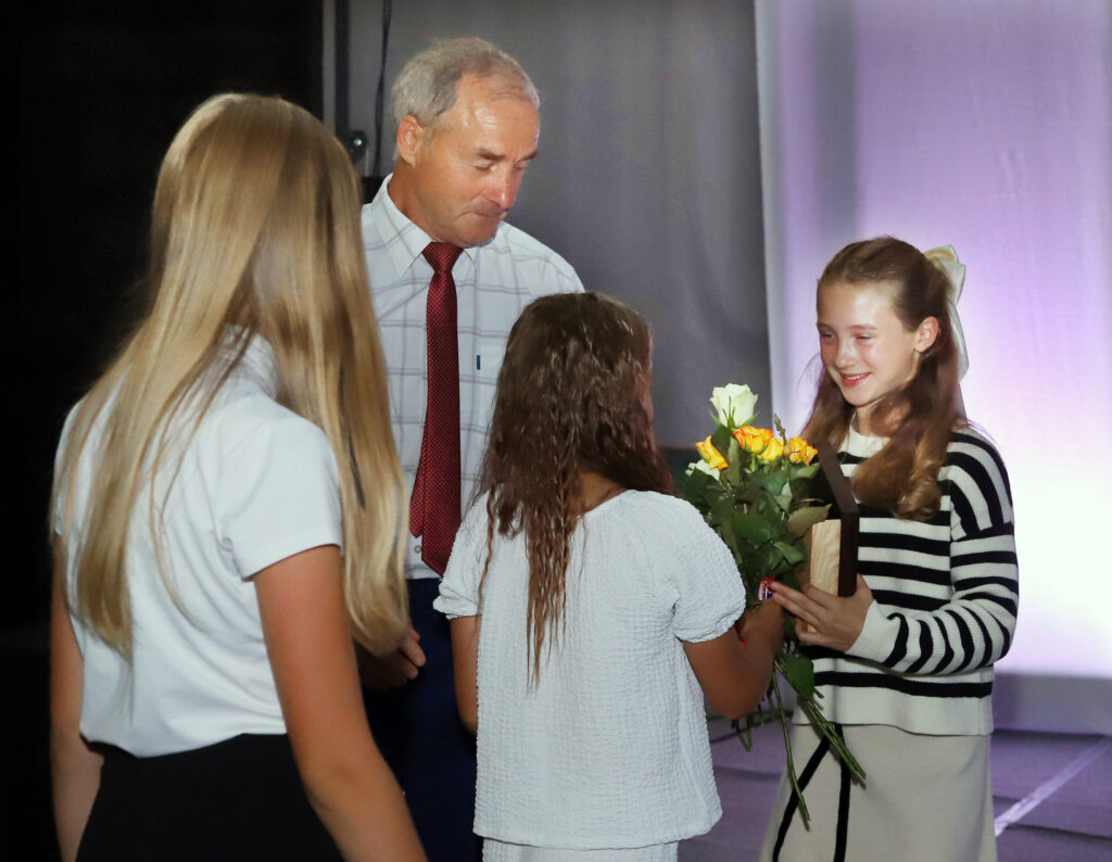 VIEGLATLĒTIKAS treneris Voldemārs Mezītis sveic savu audzēkni Jasmīnu Vinogradovu.
Autors: Foto: Gatis Bogdanovs