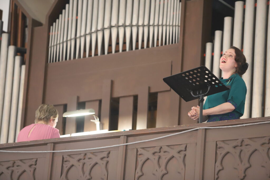 LNO soliste Inga Šļubovska-Kancēviča un ērģelniece Edīte Alpe.