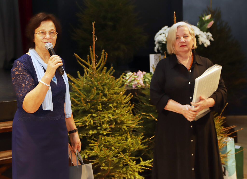 KLĀTESOŠOS sveica Latvijas Pensionāru federācijas priekšsēdētājas vietniece Vija Brikmane (no kreisās) un Latvijas Pensionāru federācijas darba koordinatore un laikraksta “Latvijas Pensionārs” redaktore Liesma Kalve.
Autors: FOTO: GATIS BOGDANOVS