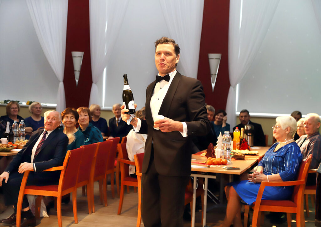 DZIRKSTĪ MŪZIKA, ŠAMPANIETIS UN SMAIDI. Pagājušajā svētdienā Gulbenes novada kultūras centra zālē “Zvaigžņu virpulī” tikās novada pensionāru biedrības “Atspulgs 5” biedri, viņu draugi, sadarbības partneri un ciemiņi, lai kopīgi atskatītos uz pagājušajā gadā padarītajiem darbiem, satiktu domubiedrus, “kaltu” nākotnes plānus, priecātos un atpūstos. Par klātesošo labsajūtu un omulību rūpējās ne viens vien mākslinieks, arī atraktīvais operdziedātājs un mūsu novadnieks Nauris Indzeris ar muzikālajiem sveicieniem itāļu valodā, kādas ārijas laikā pat pamanoties atvērt šampanieti un piepildīt glāzes tuvāk sēdošajām dāmām. 
Autors: FOTO: GATIS BOGDANOVS