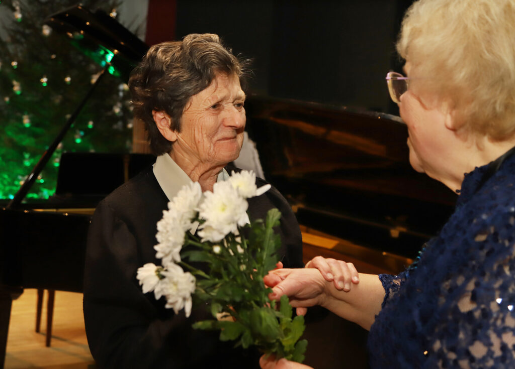 CIENĪJAMU 90 gadu vecumu pagājušajā gadā sasniedza “Atspulga 5” dalībniece Malda Krogzema.
Autors: FOTO: GATIS BOGDANOVS