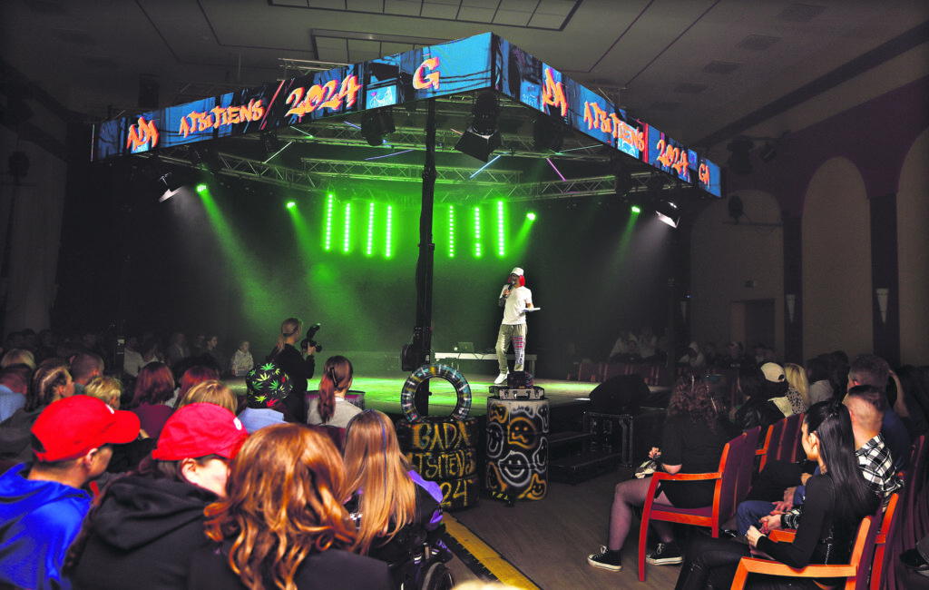 ŠOGAD “Gada atsitienā” – citādāks zāles izkārtojums, noskaņa – lieliska! Dekorācijas – riepas un mucas – veidoja paši jauniešu centru darbinieki kopā ar Eiropas brīvprātīgajiem jauniešiem.
Autors: Foto: Gatis Bogdanovs