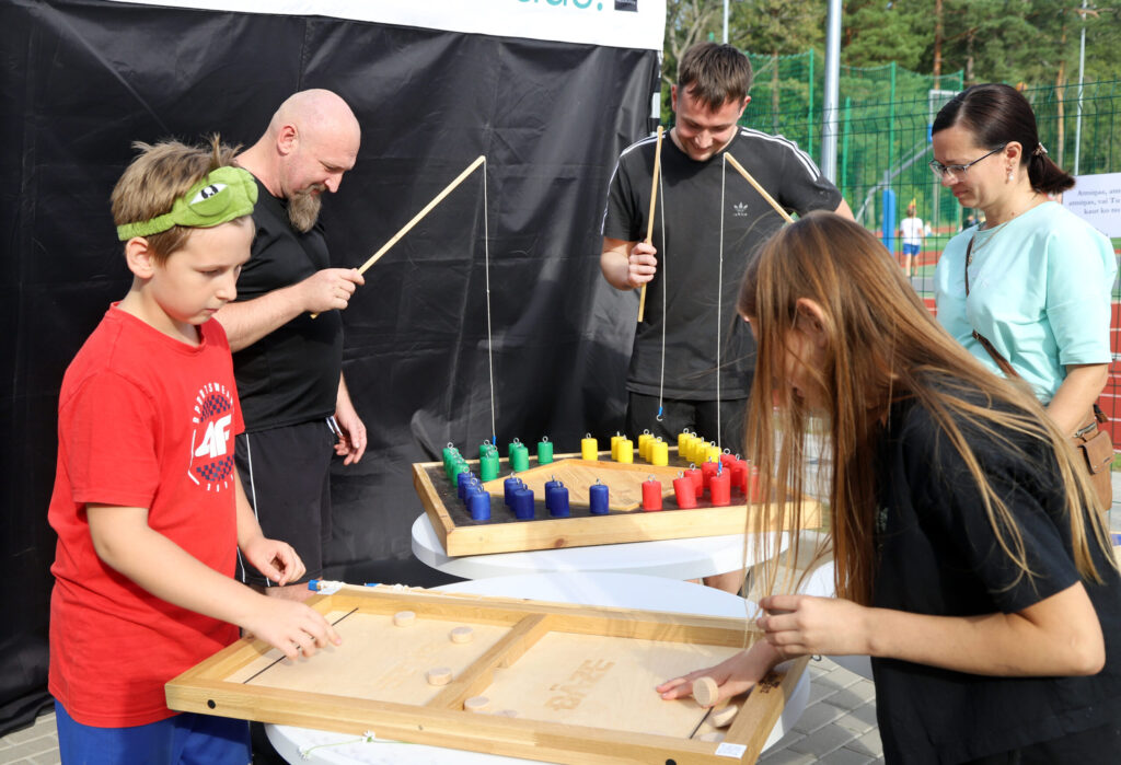 MAKŠĶERNIEKI nepalaida garām izdevību “pacopēt”, bet galda spēļu entuziasti sacensties savā starpā.
Autors: Foto: Gatis Bogdanovs