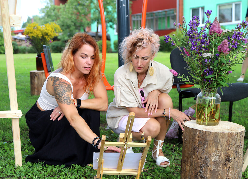 GLEZNOŠANAS plenēra vadītāja Ilvija Žeigure katram plenēra dalībniekam soli pa solim skaidroja, ko un kā darīt, lai rezultātā sanāktu skaists darbs.
Autors: Foto: Gatis Bogdanovs