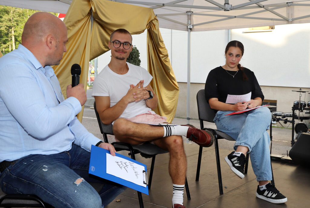 DISKUSIJAS “Vai viegli būt jaunam?” vadītājs Rolands Blūms (centrā) starp divām paaudzēm - Gulbenes novada domes deputātu Intaru Liepiņu un novada jauniešu domes priekšsēdētāju Arīnu Loginu.
Autors: Foto: Gatis Bogdanovs