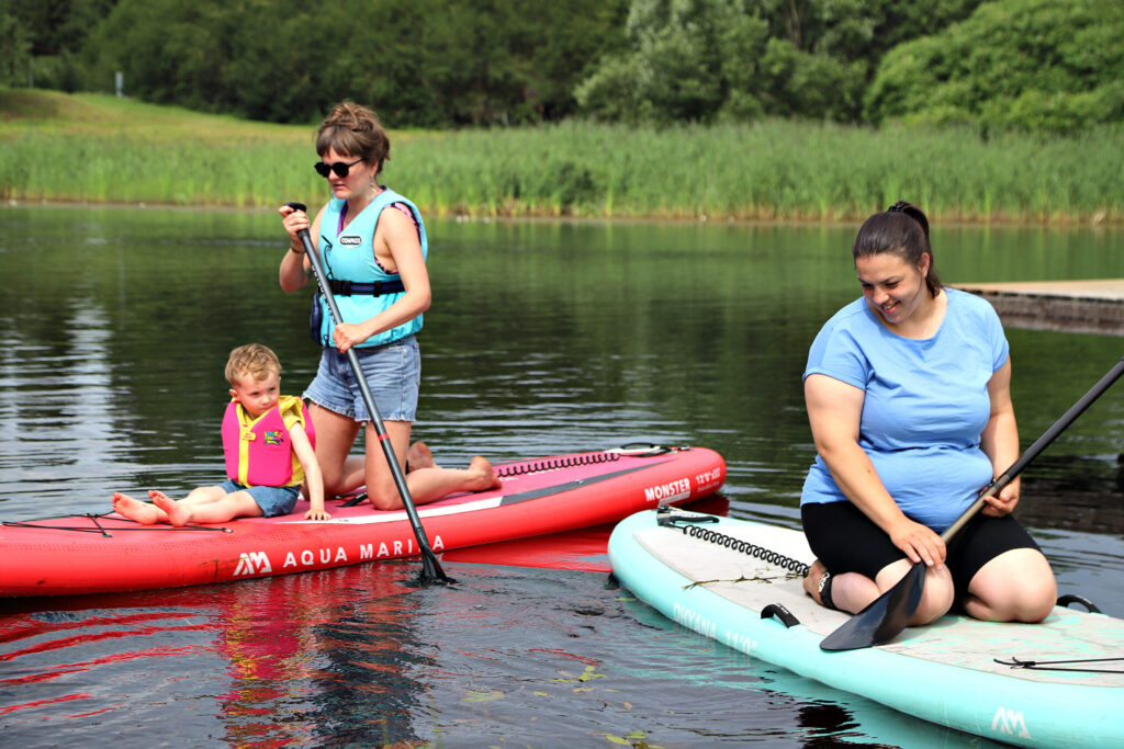 IEDZĪVOTĀJI tika aicināti uz vingrošanas nodarbību uz SUP dēļiem Stāķu dīķī.
Autors: Foto: Gatis Bogdanovs